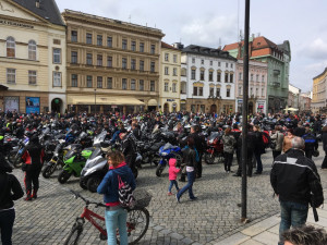 FOTO, VIDEO: Horní náměstí zaplavily stovky motorek, motorkáři započali sezónu