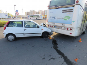 Nepozorná řidička manipulovala za jízdy se stínítkem, narazila do stojícího autobusu