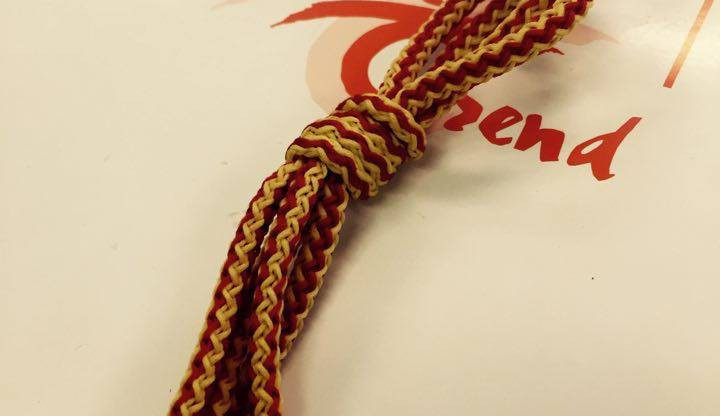 zasukované tkaničky