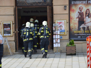 FOTO: Hasiči si dnes dopoledne nacvičovali v Moravském divadle evakuaci zaplněného hlediště