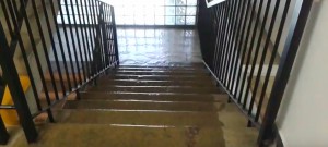 VIDEO: Vodopády vody ze schodů a vytopené byty. Sledujte videa obyvatel bytů pod vodojemem