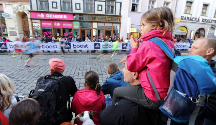 Zajímavosti z letošního olomouckého půlmaratonu – závodící Leoš Mareš nebo hashtag #OLhalf