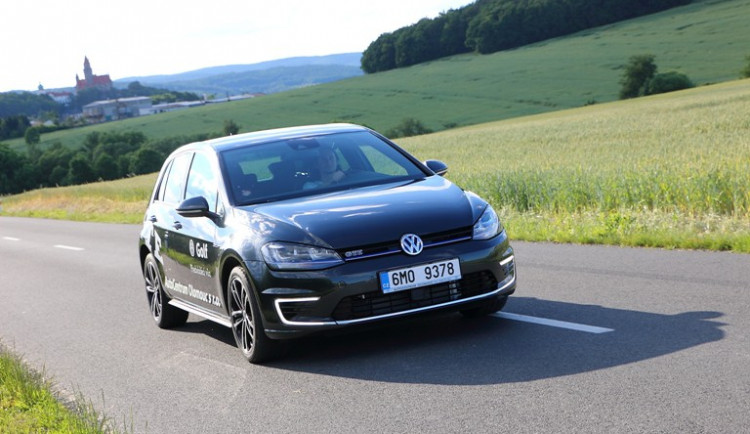 Autotest: Provětrali jsme hybridního Golfa v lesích Bouzovska