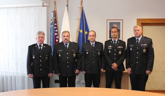 Foto zprava: plk. Mgr. Tomáš Landsfeld - ředitel, nprap. Josef Brisuda - policista, prap, Petr Grus - policista, npor. Ing. Martin Benešl – vedoucí Obvodního oddělení Litovel, plk. Mgr. Jiří Musil – vedoucí ÚO Olomouc