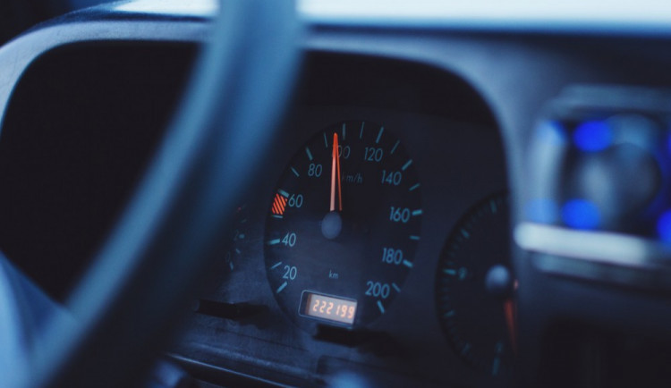 Bez řidičáku a s alkoholem v krvi, výsledkem je čelní náraz do stromu