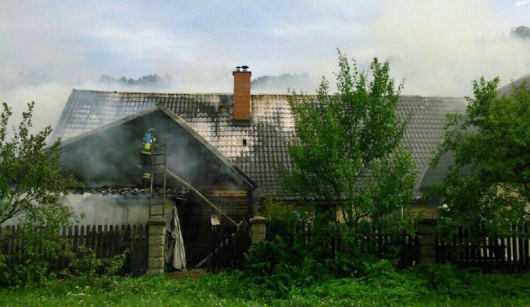 AKTUALIZOVÁNO: V Bělé pod Pradědem hořel rodinný dům