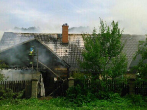 AKTUALIZOVÁNO: V Bělé pod Pradědem hořel rodinný dům