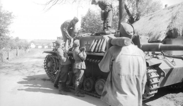 Bundesarchiv_Bild_101I-220-0636-14,_Russland,_Aufladen_von_Munition