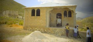 Osmičlenná rodina z Haiti postavila dům. Pomohla jí olomoucká Charita