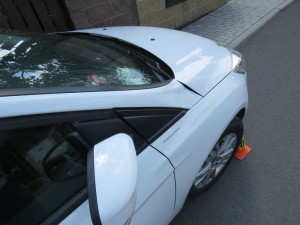 Poškozené auto cyklistou