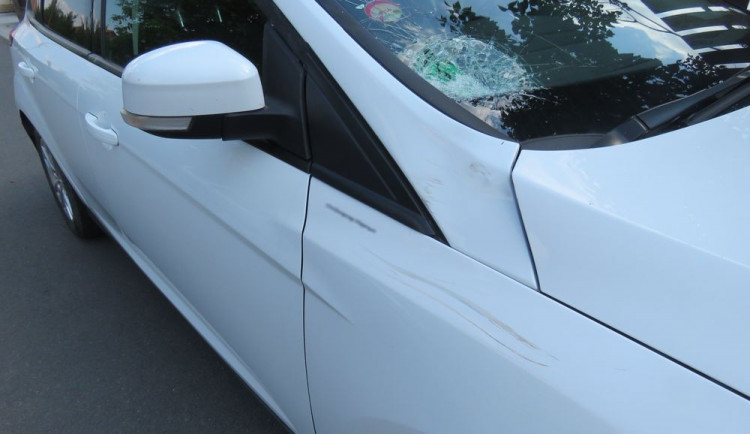 Poškozené auto cyklistou