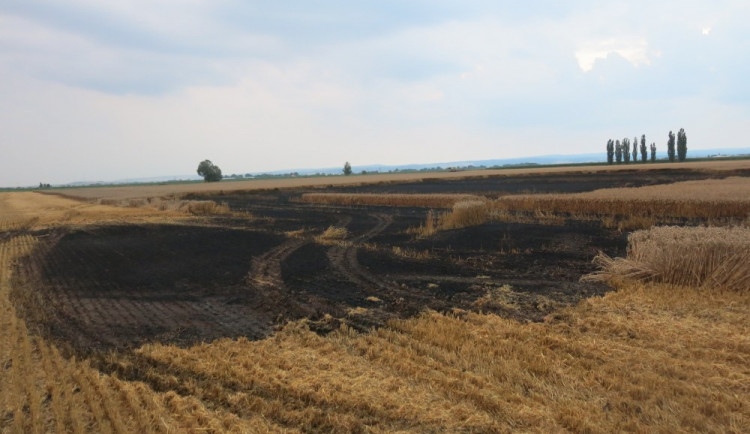 Shořelo obilí zhruba na jednom hektaru pole