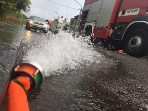 FOTO/VIDEO: Olomoucký kraj zasáhly silné deště, hasiči vyjíždějí k desítkám případů