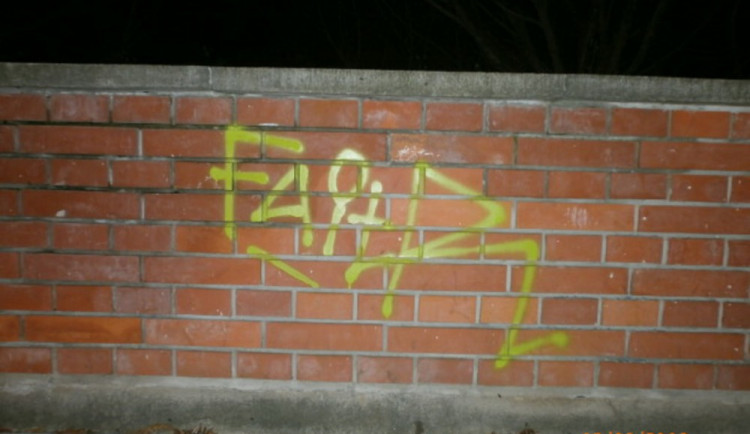 Posprejovaná zídka