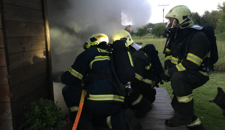 Hasiči při požáru chatky ve Štarnově