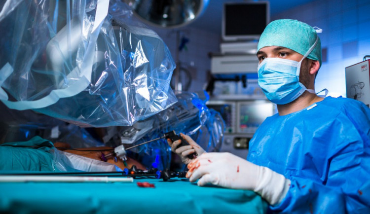 chirurg Vladimír Študent jr. při operačním výkonu