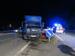 U Mohelnice se srazil osobák s kamionem, mladý řidič auta nehodu nepřežil
