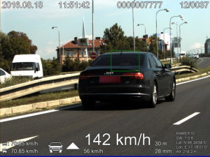 Řidič se se svým vozem Audi řítil po obchvatu skoro 150 km/h, zastavila ho policie