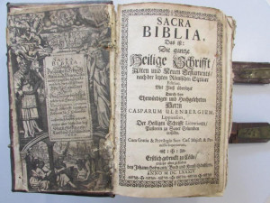 Hledá se majitel vzácné, přes tři sta let staré knihy Sacra Biblia. Policie ji našla mezi lupem zloděje