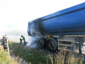 VIDEO: Hasiči vpodvečer likvidovali požár návěsu nákladního auta na obchvatu Olomouce