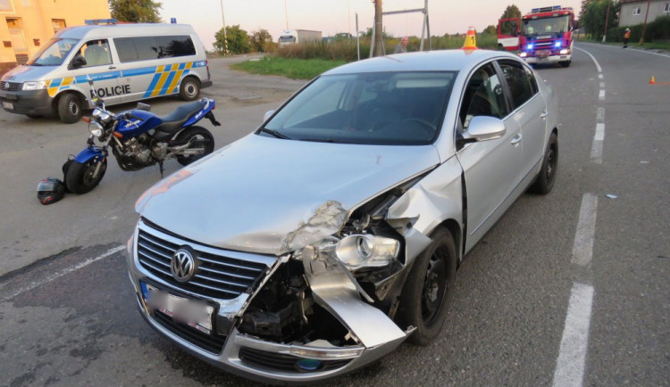 Mladý řidič nestihl dostatečně rychle zareagovat na odbočující auto, došlo ke zranění dítěte