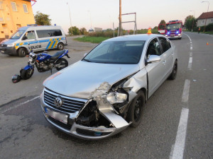 Mladý řidič nestihl dostatečně rychle zareagovat na odbočující auto, došlo ke zranění dítěte