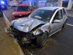 Mikrospánek pravděpodobně zavinil dopravní nehodu dvou osobních aut