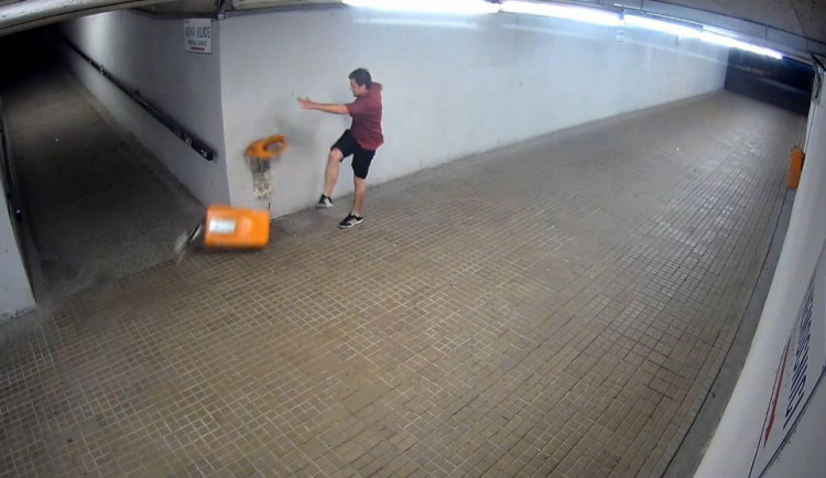 Vandal rozkopal popelnice