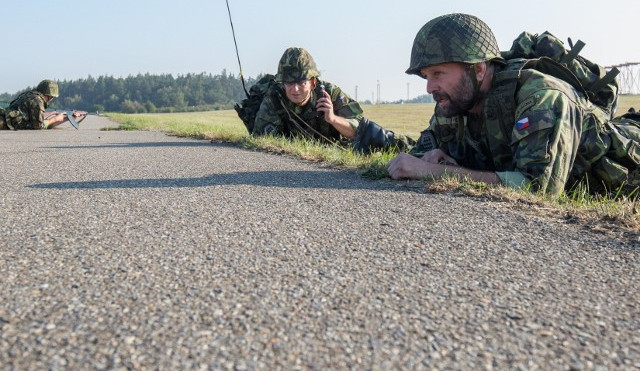 záložníci při nácviku obrany základny