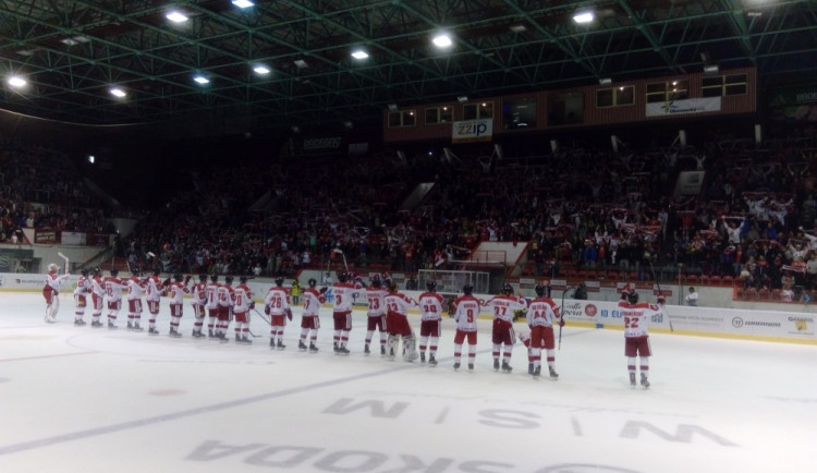 Hokejistům Olomouce po zápase tleskal zaplněný stadion