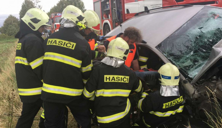 Hasiči se snaží zraněného vyprostit