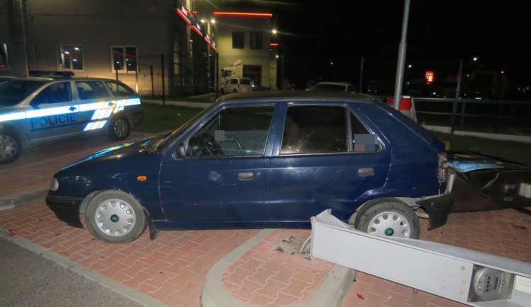 Mladík narazil při couvání do vysavače na čerpací stanici v Olomouci