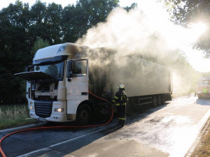 U Velkého Újezdu hořel kamion. Zasahovaly tři jednotky hasičů, škoda je 1,5 milionu korun