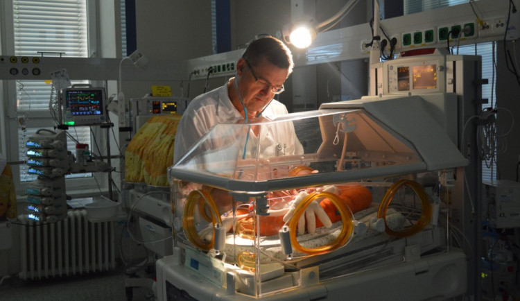 Lumír Kantor je primářem na Novorozeneckém oddělení FNOL