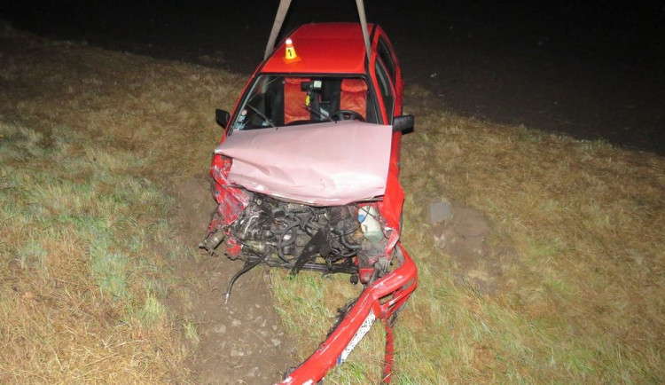 Řidič dostal smyk na mokré dálnici a narazil do svodidel