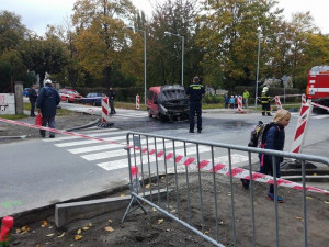 Na Dělnické ulici v Olomouci vzplálo za jízdy auto, zasahovat museli hasiči