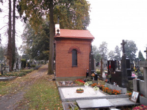 Červená kaplička na přerovském hřbitově prošla rekonstrukcí, přibyly také lavičky