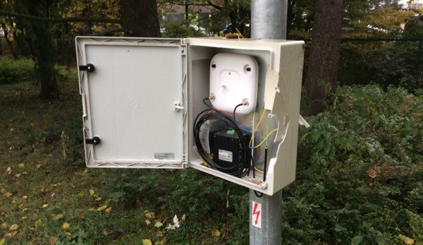 Fotografie poničené skříňky