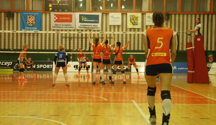 Šárka Kubínová zahajuje druhý set, fotograf: Matěj Langer