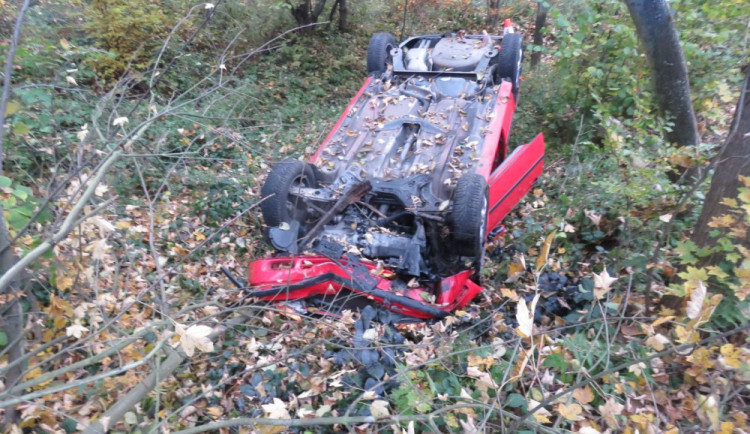 Dopravní nehoda, při které převrátila řidička své auto na střechu