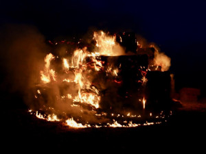 Hořící stoh na ulici Požárníků, který hasiči likvidovali několik hodin, zapálil nezletilý chlapec