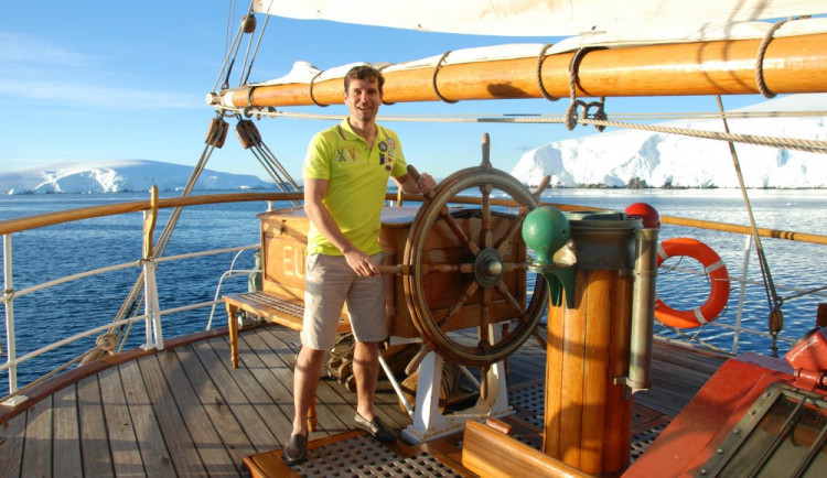 Michal Kalman za kormidlem historické plachetnice
