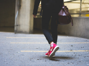 Průzkum v Přerově ukázal, že pěšky po městě cestují spíš ženy. Muži raději sednou za volant