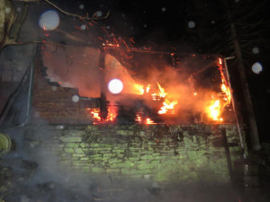 Čtyři jednotky hasičů likvidovaly v noci požár chaty na Hrubé Vodě