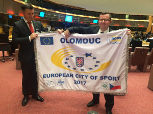 Olomoucký primátor přiváží z Bruselu vlajku, která potvrzuje titul Evropské město sportu 2017