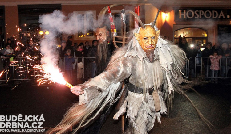 VIDEO: Krampus Show s rekordní návštěvou. Originální masky přilákaly desítky tisíc lidí