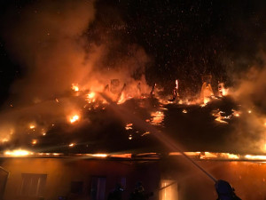 VIDEO: V Bohdíkově na Šumpersku hoří střecha bývalého statku, hasiči jsou stále na místě