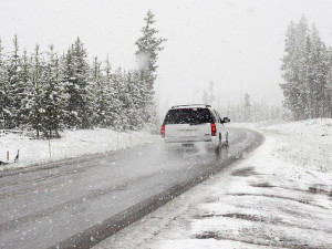 Svátky za volantem, na silnicích jezděte opatrně, viditelnost snižuje déšť a sníh