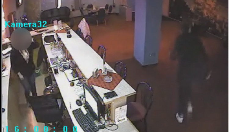 Fotografie z kamery, která zachytila loupežné přepadení