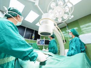 Nemocnice v Olomouckém kraji příští rok zvýší zaměstnancům platy